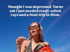 Kate Lawler, 46 anni, mette in mostra i suoi addominali incredibilmente tonici mentre balla in un minuscolo bikini durante un viaggio in yacht inondato dal sole a Ibiza