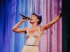 Lily Allen sfrigola in lingerie bianca e gonna a tubino mentre si esibisce al Mighty Hoopla prima di sorprendere il pubblico facendo uscire Jade Thirlwall