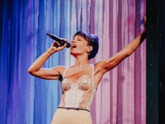 Lily Allen sfrigola in lingerie bianca e gonna a tubino mentre si esibisce al Mighty Hoopla prima di sorprendere il pubblico facendo uscire Jade Thirlwall