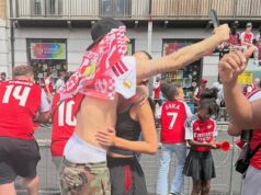 Romeo Beckham scatta un selfie pieno di PDA con la fidanzata Kim Turnbull mentre si uniscono a migliaia di tifosi dei Gunners alla parata per la vittoria dell’Arsenal nonostante il loro dolore in Champions League