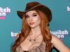 La streamer di Twitch Amouranth si nasconde per sicurezza mentre scoppiano colpi di arma da fuoco vicino a casa sua, e on-line compaiono filmati agghiaccianti