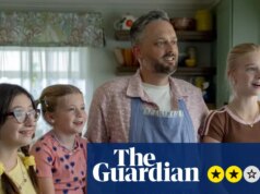 La recensione di Breadwinner – La commedia sul papà datato di Nate Bargatze ci perde completamente