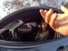 Un influencer della Florida senza la mano destra riceve una multa per aver usato il telefono con la “mano destra” durante la guida