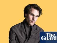Hugh Skinner: ‘Il mio momento più imbarazzante? Camminare sul set nudo quando non avrei dovuto esserlo’