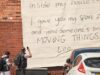Perché misteriosi “appunti” sono stati appuntati a due case a Salford