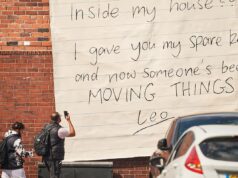 Perché misteriosi “appunti” sono stati appuntati a due case a Salford