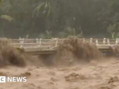 Momento Il fiume indonesiano straripa a causa della forte pioggia