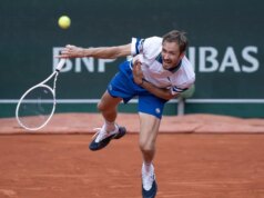 La testa di serie numero 6 Daniil Medvedev è sconvolta; Il francese Moise Kouame (17) avanza