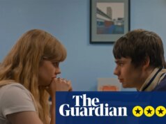 Trovare la recensione di Emily: la commedia romantica del campus della generazione Z dal cuore affettuoso è impossibile da odiare