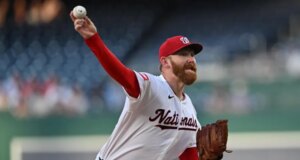 Zack Littell di Nats si volta mentre i Brewers cercano di spazzare through