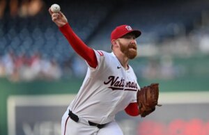 Zack Littell di Nats si volta mentre i Brewers cercano di spazzare through