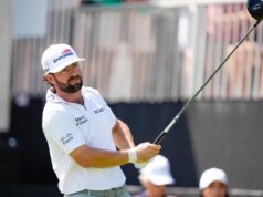 Cameron Younger guida la Cadillac con Jordan Spieth subito dietro