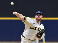 I birrai mettono RHP Brandon Woodruff in IL con infiammazione alla spalla