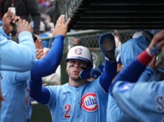 I Cubs 2B Nico Hoerner se ne vanno contro i D-backs con tensione al collo