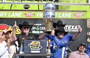 Kyle Larson tiene a bada Justin Allgaier per l’emozionante vittoria in Texas