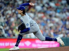 RHP Tyler Glasnow (indietro) esce dalla vittoria dei Dodgers su Marlins