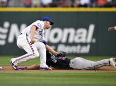 I Rangers segnano 3 punti con 2 eliminati al nono posto per superare i Diamondbacks