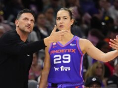 Jovana Nogic in evidenza nei panni di Mercurio dà il benvenuto a Tempo