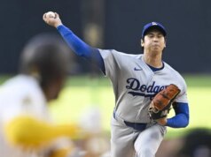 Shohei Ohtani dei Dodgers batte Padres con la sua mazza, il braccio