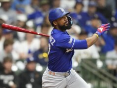 Teoscar Hernandez dei Dodgers esce con uno stiramento al tendine del ginocchio, andrà in IL