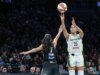 Azzi Fudd prende fuoco, guida Wings over Liberty