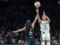 Azzi Fudd prende fuoco, guida Wings over Liberty