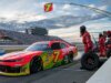 Justin Allgaier tiene a bada l’adolescente Brent Crews per vincere a Nashville