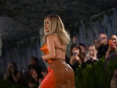 Kim Kardashian stupisce il Met Gala indossando una corazza colour mandarino dello stilista britannico