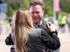 Olly Murs in lacrime mentre completa un’impresa di resistenza di beneficenza