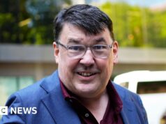La condanna di Graham Linehan per aver danneggiato il telefono di un attivista trans è stata annullata
