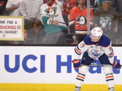 Connor McDavid allena una benedizione