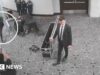 Nuovi filmati della CCTV sembrano mostrare che il sospetto della cena della stampa di Washington abbia sparato all’agente