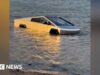 Momento L’autista del Cybertruck guida intenzionalmente nel lago del Texas