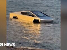 Momento L’autista del Cybertruck guida intenzionalmente nel lago del Texas