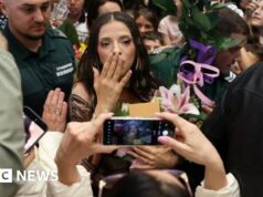 La vincitrice dell’Eurovision Dara arriva davanti ai fan urlanti in Bulgaria