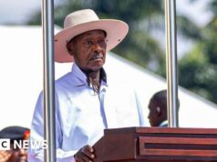 Il presidente dell’Uganda ha prestato giuramento per il suo settimo mandato, un document