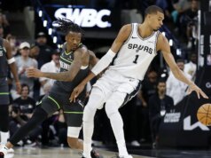 Victor Wembanyama diventa il quarto giocatore nella storia dei playoff NBA a raggiungere il raro report nella vittoria degli Spurs sui Timberwolves
