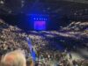 Peter Kay è uscito dal palco e il pubblico è stato evacuato dopo il ritrovamento di una borsa sospetta