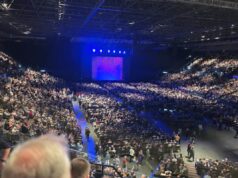 Peter Kay è uscito dal palco e il pubblico è stato evacuato dopo il ritrovamento di una borsa sospetta