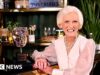Dame Mary Berry parla del suo amore per il giardinaggio e del motivo per cui non ha intenzione di andare in pensione