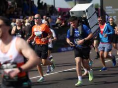 Il coraggio della maratona di Londra con un frigorifero su entrambi si appresta a incatenare 32 maratone in 32 giorni