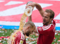 Il Bayern Monaco riceve finalmente il trofeo della Bundesliga e festeggia