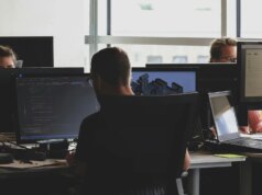 I dipendenti di Amazon svolgono compiti falsi perché sono costretti a utilizzare più intelligenza artificiale e a mostrarlo