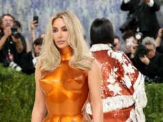 Kim Kardashian guida la “tendenza dei capezzoli finti” al Met Gala 2026
