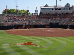 Un momento osceno con il microfono interrompe la trasmissione su ESPN della partita del torneo di softball Arizona State-Texas