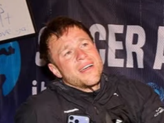 Olly Murs “collassa” durante l’estenuante terzo giorno della sfida di Soccer Assist dopo essersi rotto un’unghia del piede