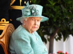 Lo “sguardo” gelido della regina Elisabetta ha lasciato terrorizzati anche i primi ministri, sostiene l’autore reale