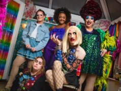 “Anche gli uomini corpulenti e etero adorano la nostra commedia della BBC sulle drag queen”