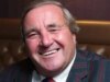 ‘Un vero gentiluomo’: la star della leggendaria Houses Underneath the Hammer Clive Emson muore all’età di 79 anni