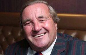 ‘Un vero gentiluomo’: la star della leggendaria Houses Underneath the Hammer Clive Emson muore all’età di 79 anni